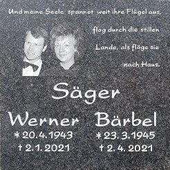 Kolumbariumplatte mit vertiefter Schrift und einem Bild ausgeführt als Strahlgravur Kolumbariumplatte mit Strahlgravur und Spruch