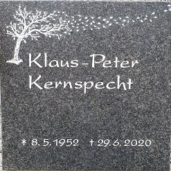 Kolumbariumplatte mit einem Baum im Wind mit fliegenden Blättern Kolumbariumplatte mit klarer Schrift und einem Baum im Wind mit fliegenden Blättern