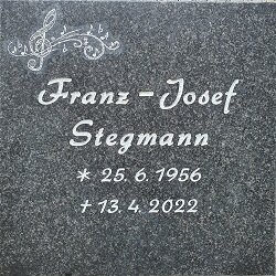 Kolumbariumplatte Musiker Notenschlüssel Kolumbariumplatte mit weißer Schrift und einem Notenschlüssel