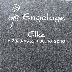 Kolumbariumplatte gestaltet mit klarer Schrift und einer Rose oben links Kolumbariumplatte mit Rose und klarer Inschrift